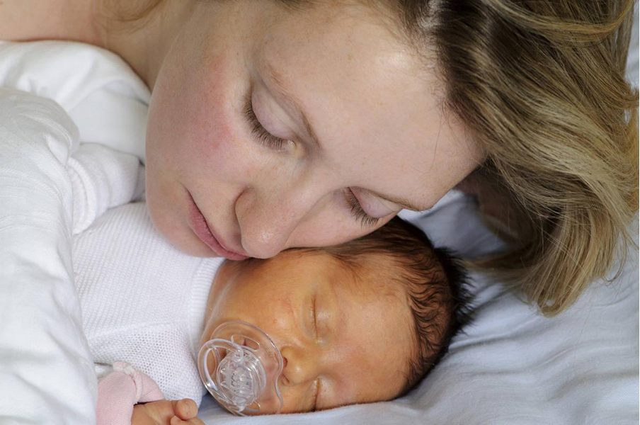 Żółtaczka u noworodka: Normy bilirubiny, przyczyny przedłużającej się żółtaczki i czas trwania