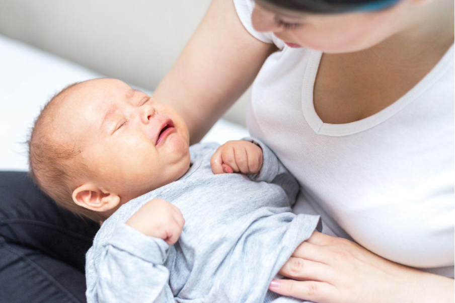 Коліки у немовлят: розуміння симптомів, причин і ефективних методів полегшення